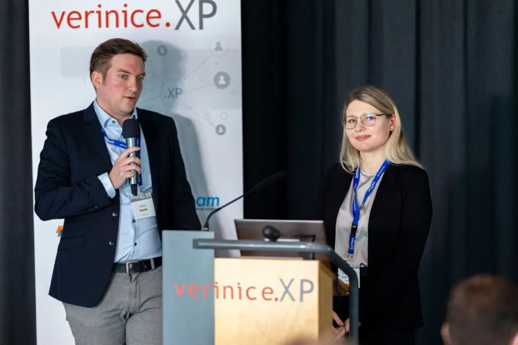 Viktor Rechel und Ann-Kathrin Udvary halten ihren Vortrag zur ISO 27032 auf der verinice.XP 2025 in Berlin