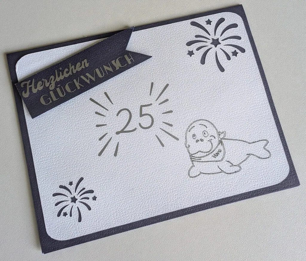 Glückwunschkarte zum 25-jährigen Firmenjubiläum mit Feuerwerk, der Zahl 25 und dem Maskottchen Vera als Seekuh