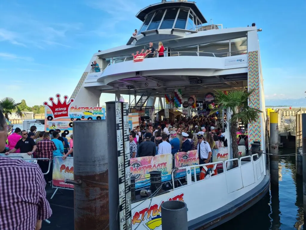 Partyboot am Anleger mit feiernden Gästen bei der Feier zu 40 Jahren secuvera