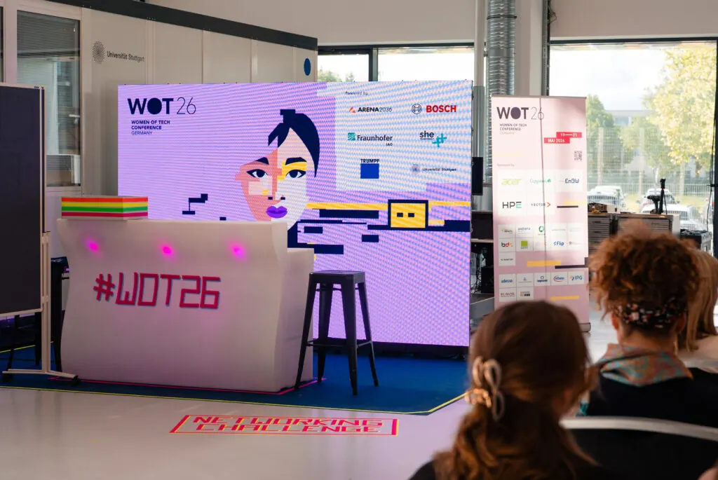 Bühnenbereich der Women of Tech Conference 2026 mit LED-Wand, Sponsorenlogos und Schriftzug #WOT26