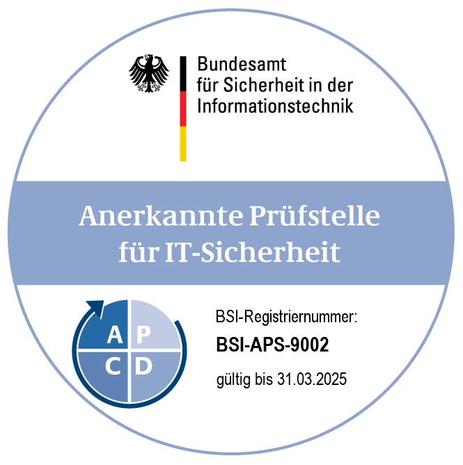 Siegel des BSI „Anerkannte Prüfstelle für IT-Sicherheit“, Registriernummer BSI-APS-9002, gültig bis 31.03.2025
