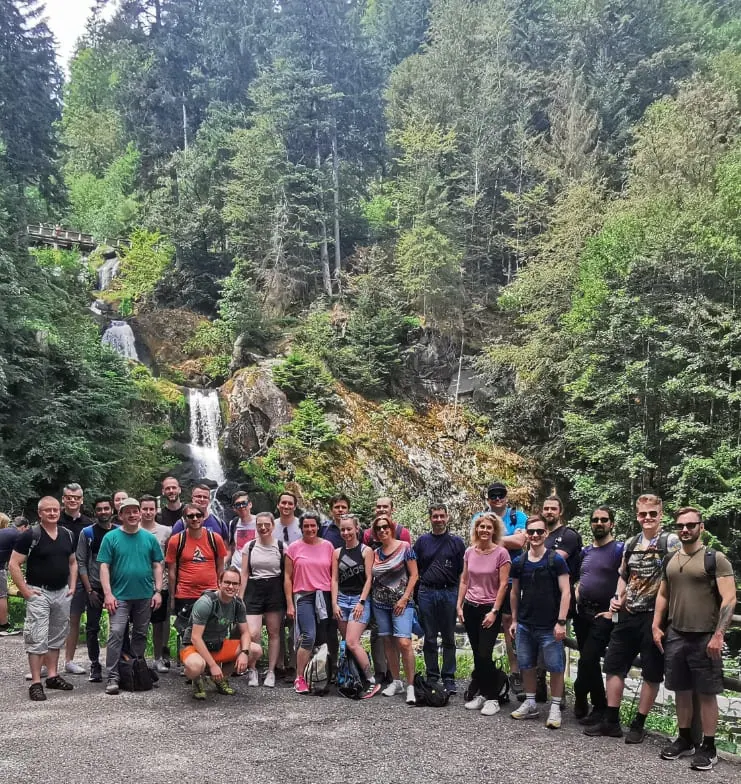 Gruppenbild des secuvera-Teams vor den Triberger Wasserfällen beim Betriebsausflug 2023