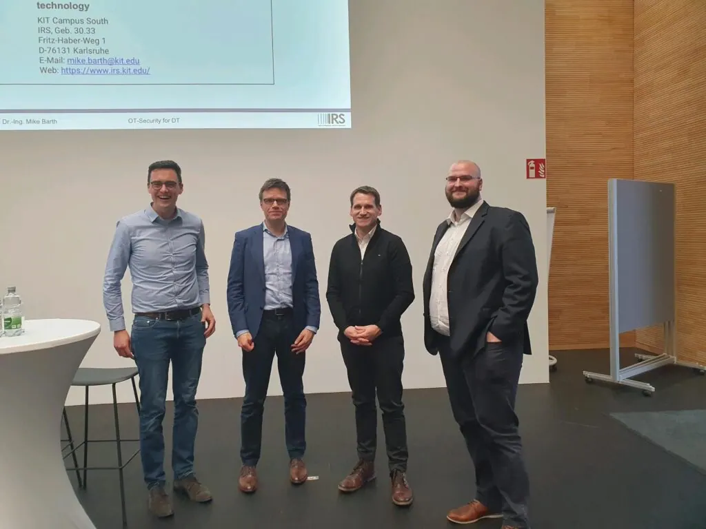 Vier Referenten des OT-Security Forums am Campus Schwarzwald vor einer Leinwand, darunter ein Kollege von secuvera