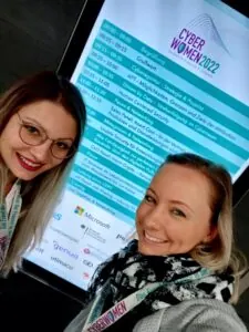 Zwei Kolleginnen von secuvera beim Selfie vor dem Programm der CYBERWOMEN 2022