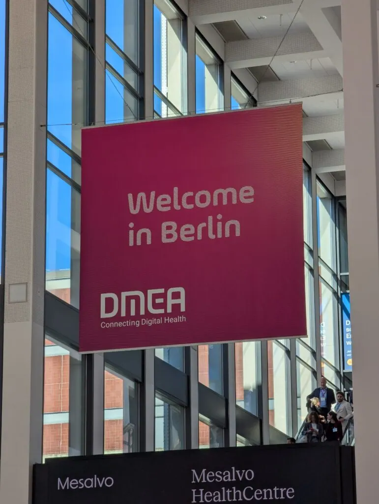 Hängendes DMEA-Banner „Welcome in Berlin – Connecting Digital Health“ in der Messehalle