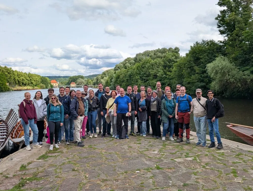 Gruppenbild des Teams Vera am Neckarufer in Tübingen beim Betriebsausflug 2026