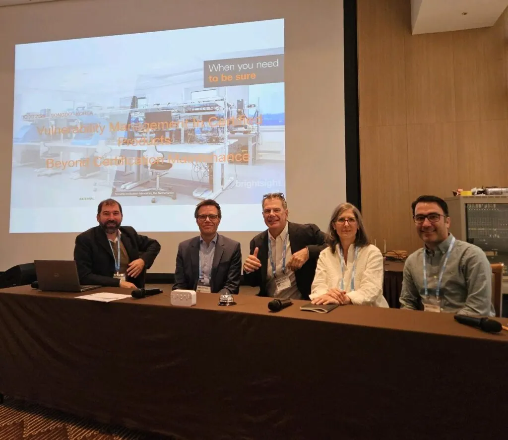 Panel zu Schwachstellenmanagement in zertifizierten Produkten auf der ICCC 2025, fünf Teilnehmende am Tisch