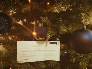 Vera übergibt die Geschenke an den Förderverein für krebskranke Kinder Tübingen e. V.