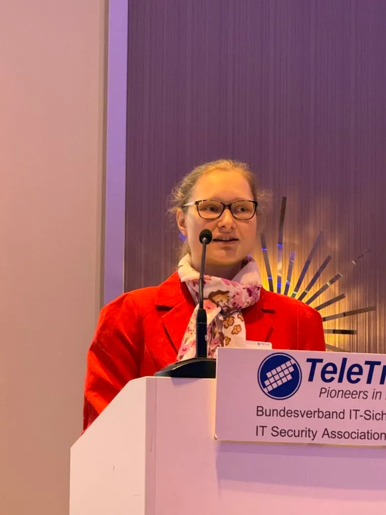 Referentin von secuvera am Rednerpult des TeleTrusT beim T.I.S.P./T.P.S.S.E. Community Meeting 2025 in Berlin