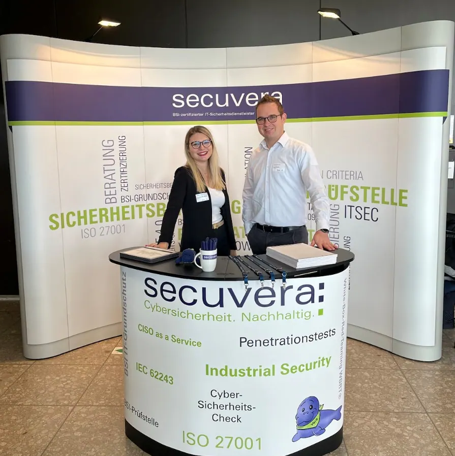 Ann-Kathrin Udvary und Sven Supper am secuvera-Messestand beim IT-Mittelstandstag