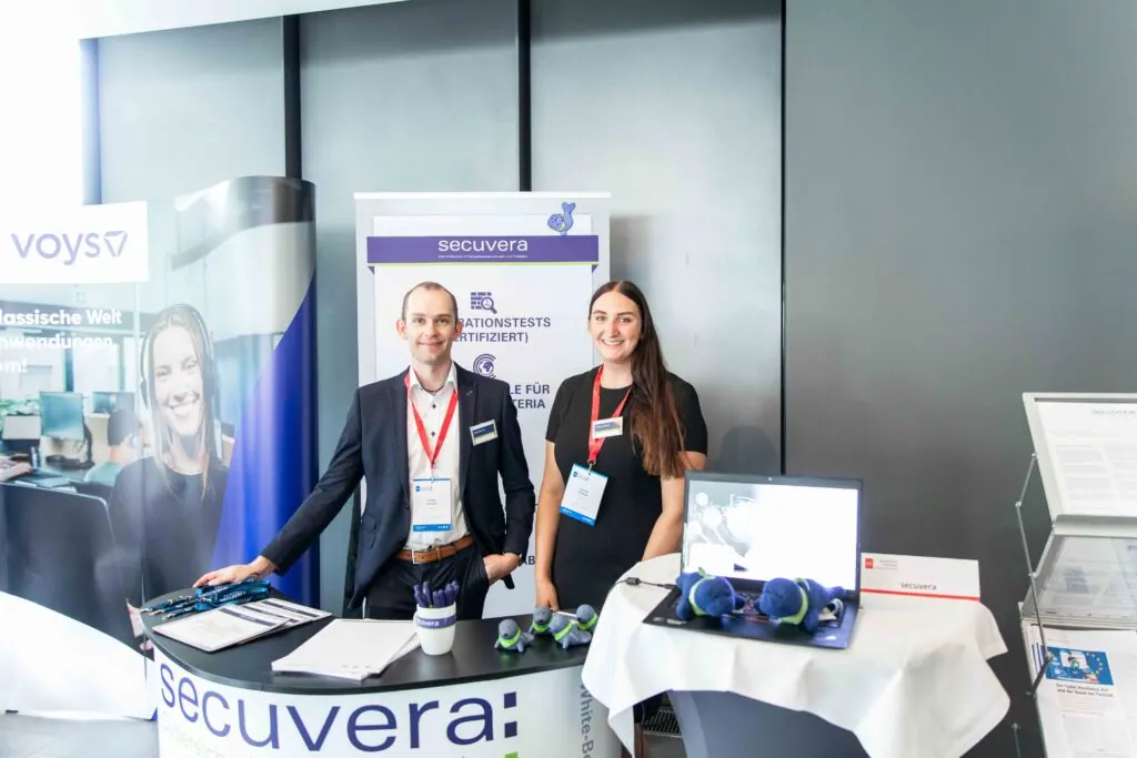 Zwei Mitarbeitende von secuvera am Messestand beim Forum IT: Cybersecurity Austria 2025 in Wien