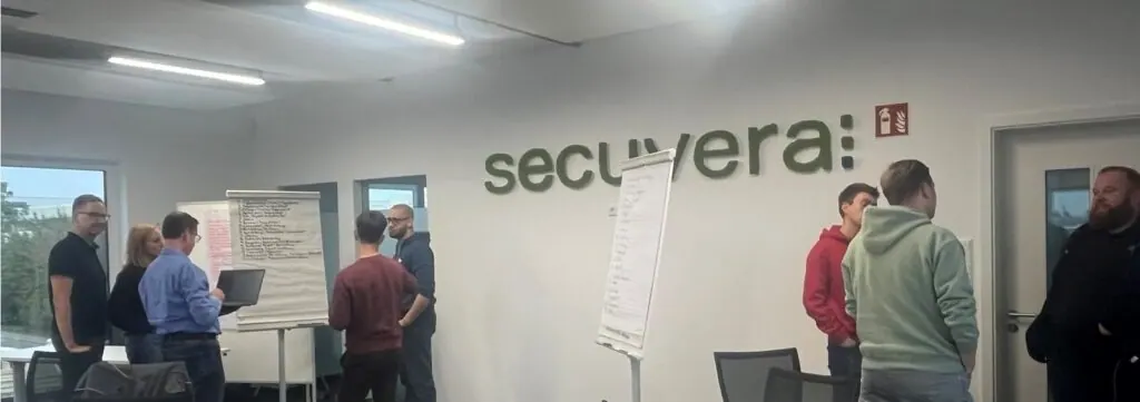 Gruppenarbeit am Flipchart im Büro von secuvera beim Kommunikationstraining 2025