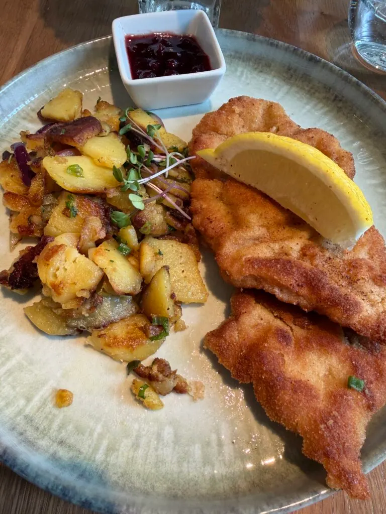 Schnitzel mit Bratkartoffeln, Preiselbeeren und Zitronenscheibe beim Mittagessen des Betriebsausflugs 2026