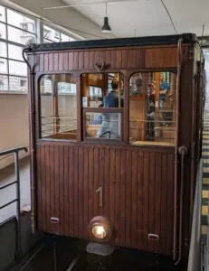 Historischer Holzwagen der Standseilbahn in der Station beim Betriebsausflug 2024