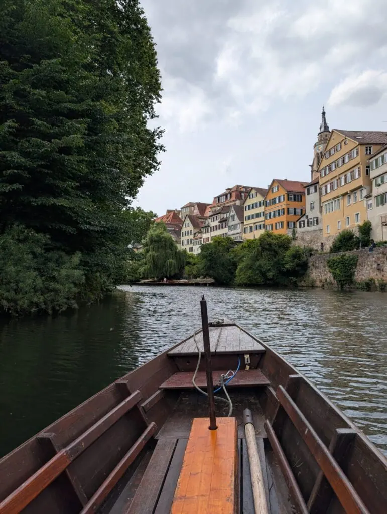 Blick vom Stocherkahn auf den Neckar und die Tübinger Altstadtfassade