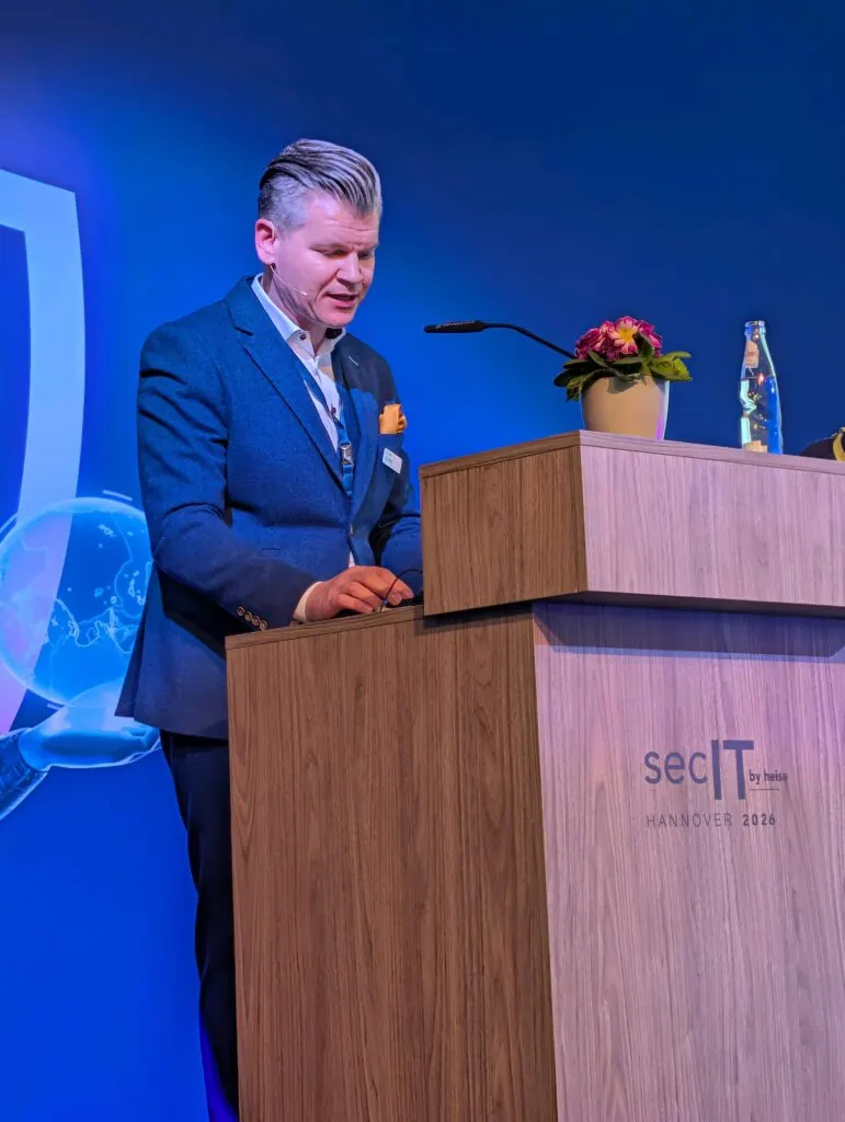 Tobias Glemser am Rednerpult der secIT by heise Hannover 2026 bei der CISO-Award-Verleihung, in der er der Jury angehörte