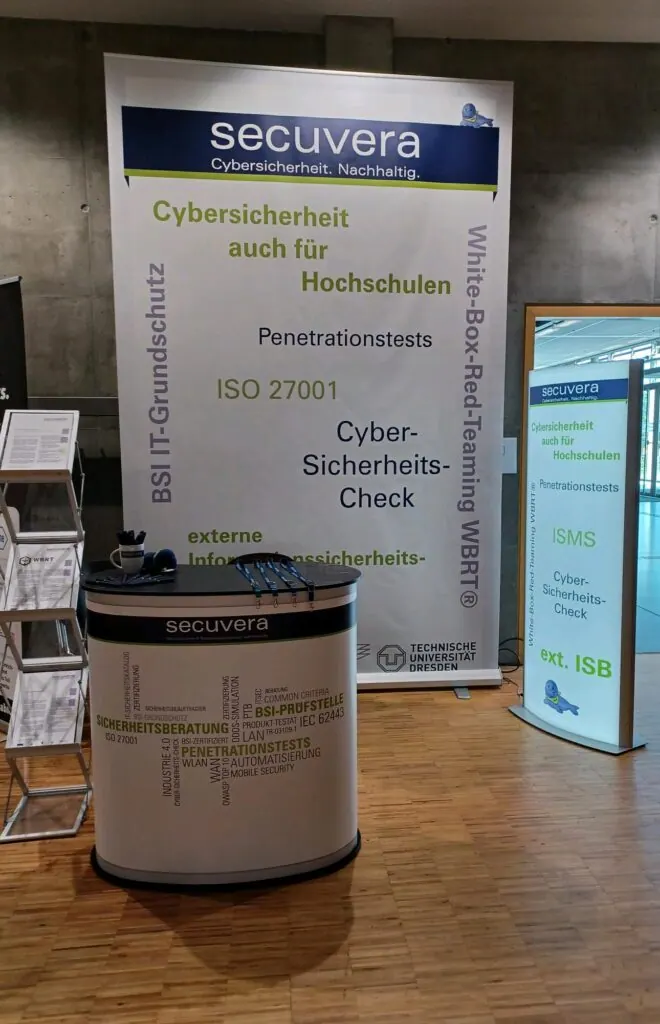 secuvera-Messestand auf der ZKI-Herbsttagung 2023 mit Aufsteller „Cybersicherheit auch für Hochschulen“