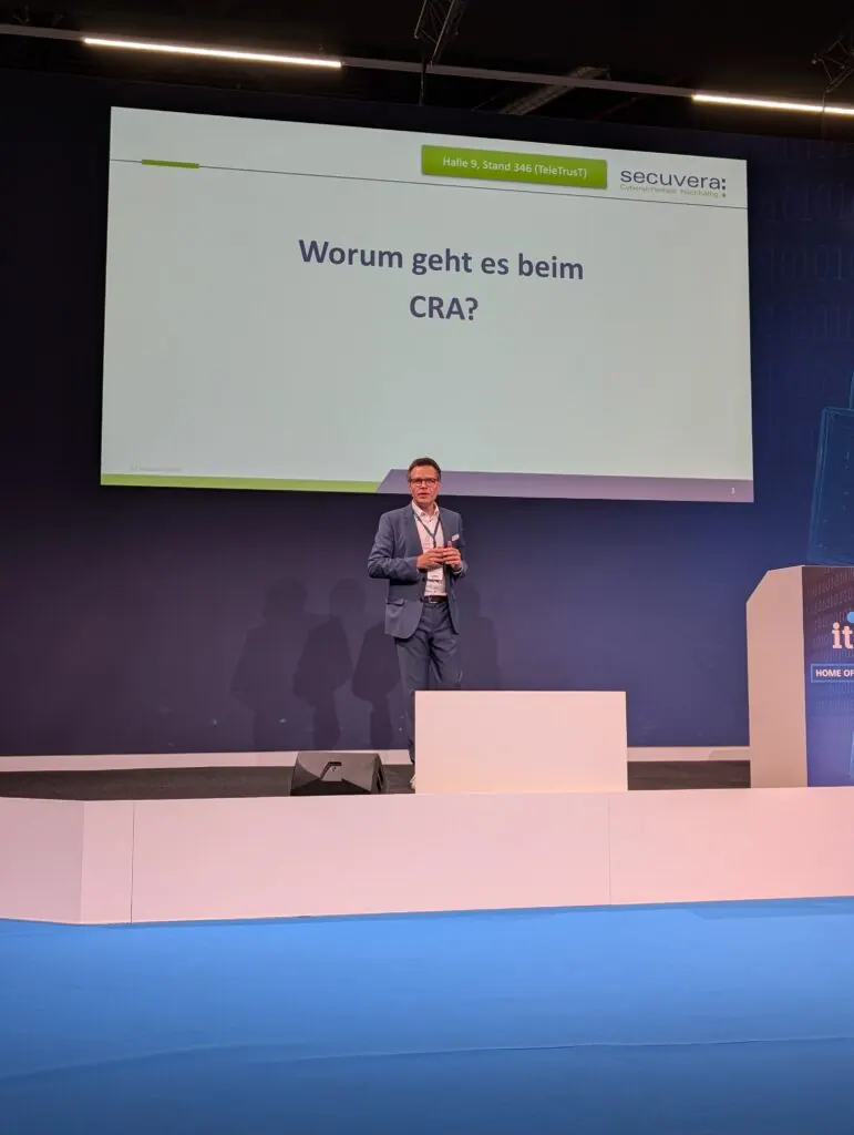 Sebastian Fritsch, Leiter der Prüfstelle, beim Vortrag auf der it-sa 2025, Folie „Worum geht es beim CRA?“