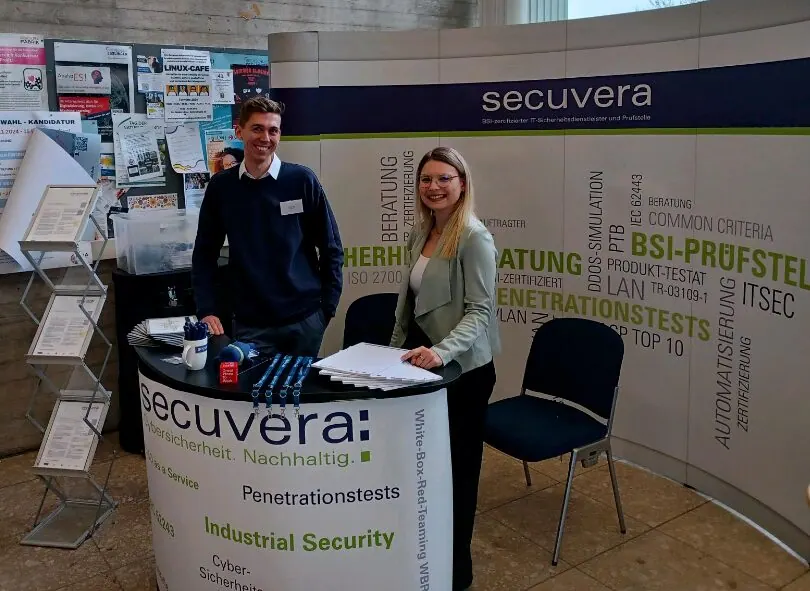 Zwei Mitarbeitende von secuvera am Messestand beim IT-Mittelstandstag der Hochschule Esslingen