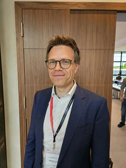 Porträt eines Teilnehmers der MB connect line Anwenderkonferenz mit Namensschild und Lanyard