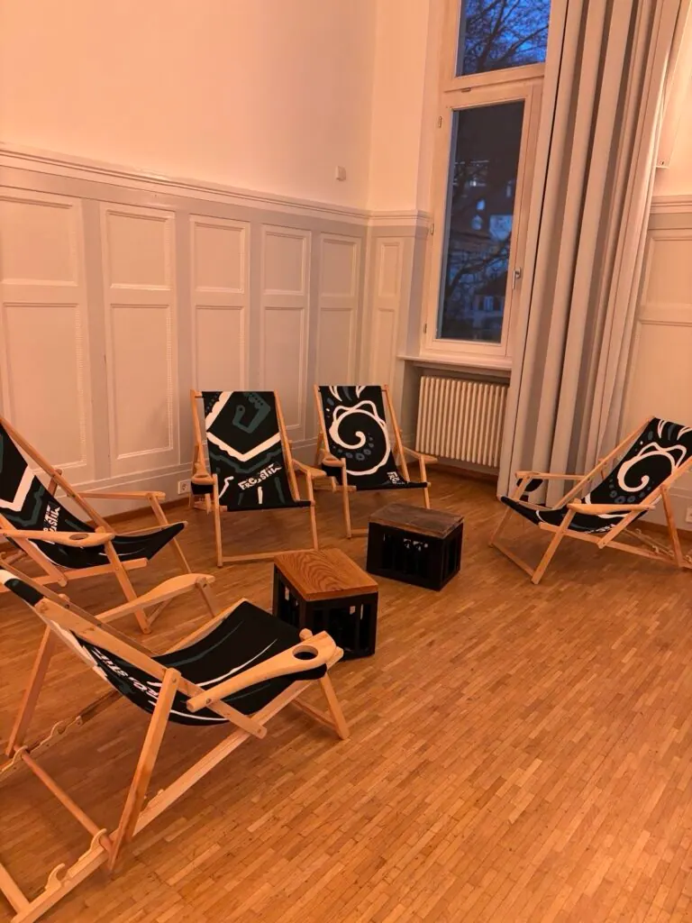 Chill-out-Bereich der Jahresfeier mit Liegestühlen und Getränkekisten als Tischen