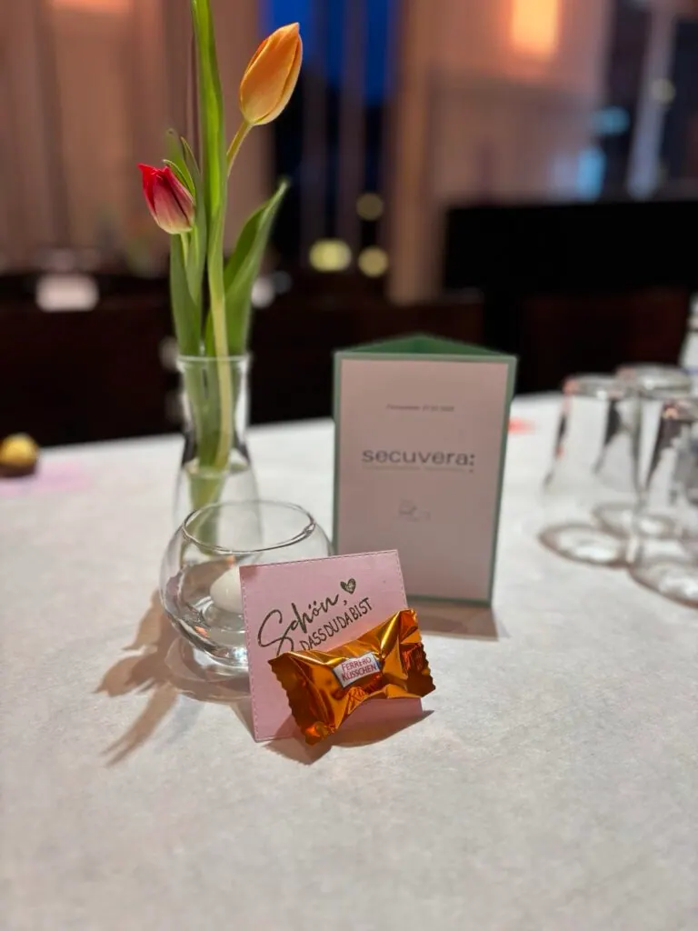 Tischdekoration mit Tulpe, Teelicht, secuvera-Menükarte und Grußkarte „Schön, dass du da bist“