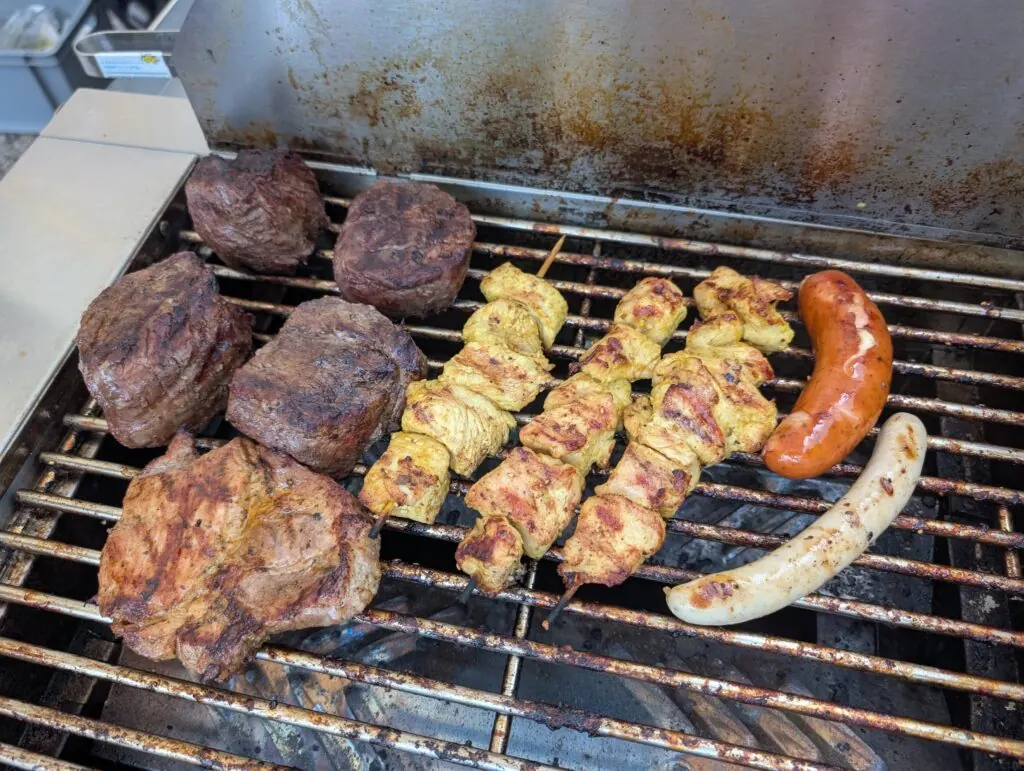 Steaks, Hähnchenspieße und Würste auf dem Grill beim Sommerfest 2026